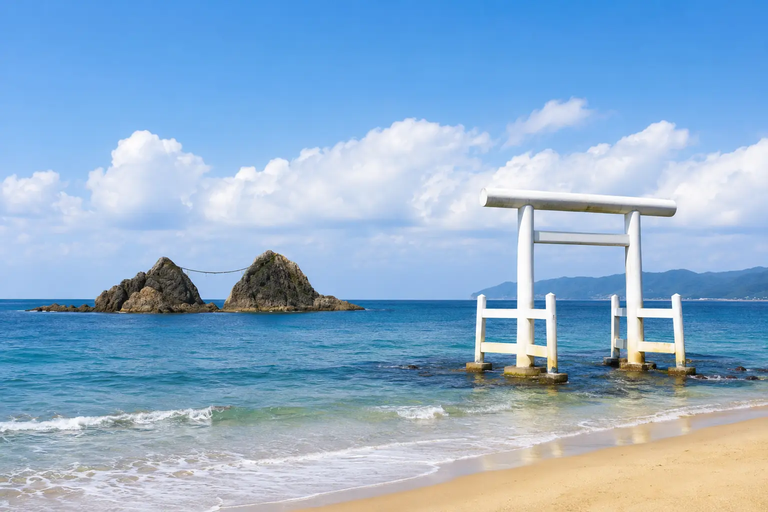 海岸と白い鳥居のある糸島の風景イメージ